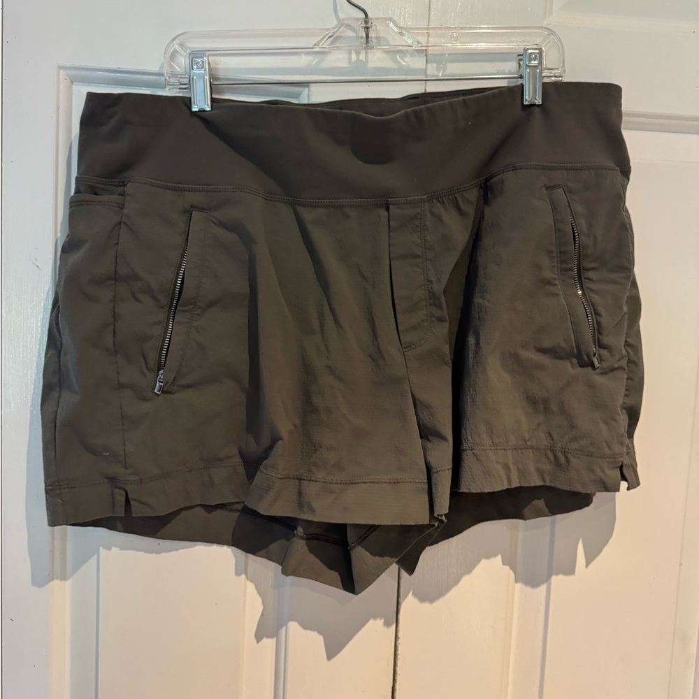 Athleta Gray/Green Trekkie  Cargo Shorts with Relaxed Fit
